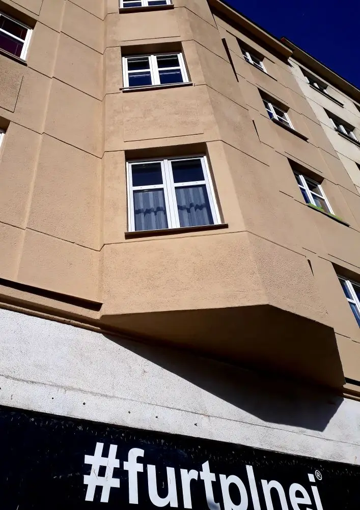 Opravená fasáda bytového domu v Nuselské ulici